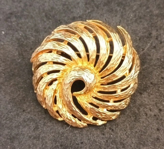 Corocraft Gold Tone Brooch 42mm Diameter