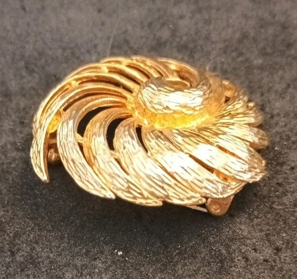 Corocraft Gold Tone Brooch 42mm Diameter