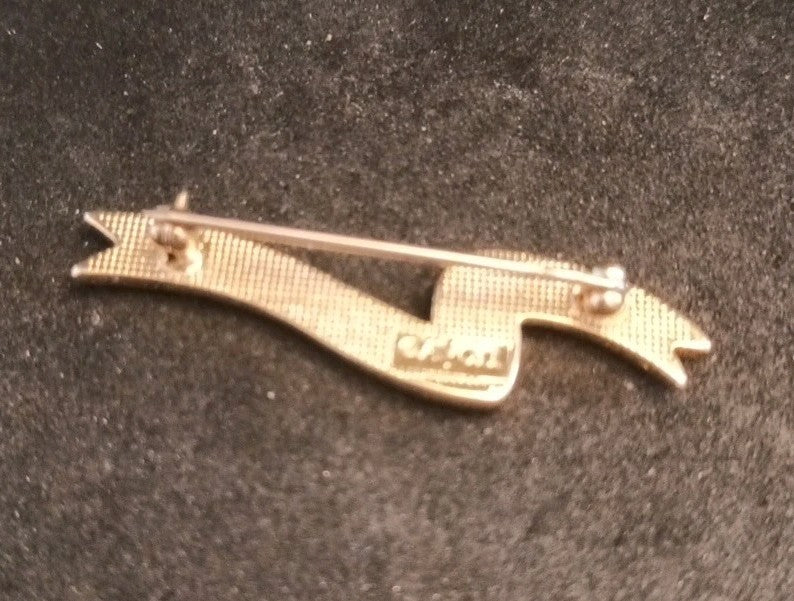 Gold Tone Plated Avon Ribbon Brooch With Green Stone 43mm