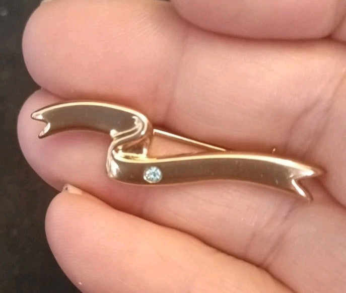 Gold Tone Plated Avon Ribbon Brooch With Green Stone 43mm