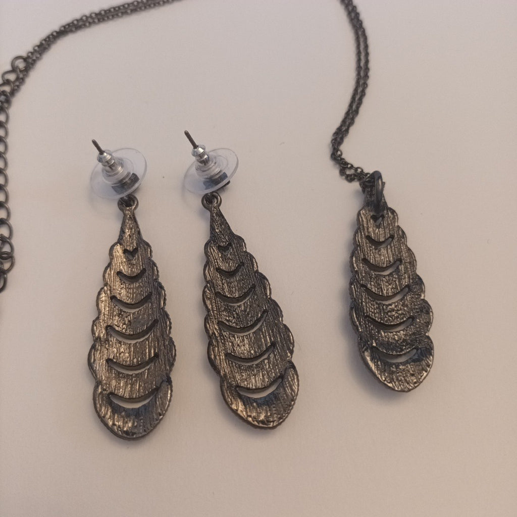 Avon Necklace Pendant And Earrings  Gun Metal Grey