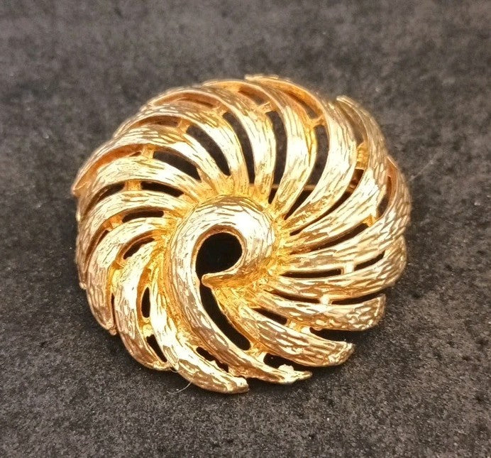 Corocraft Gold Tone Brooch 42mm Diameter