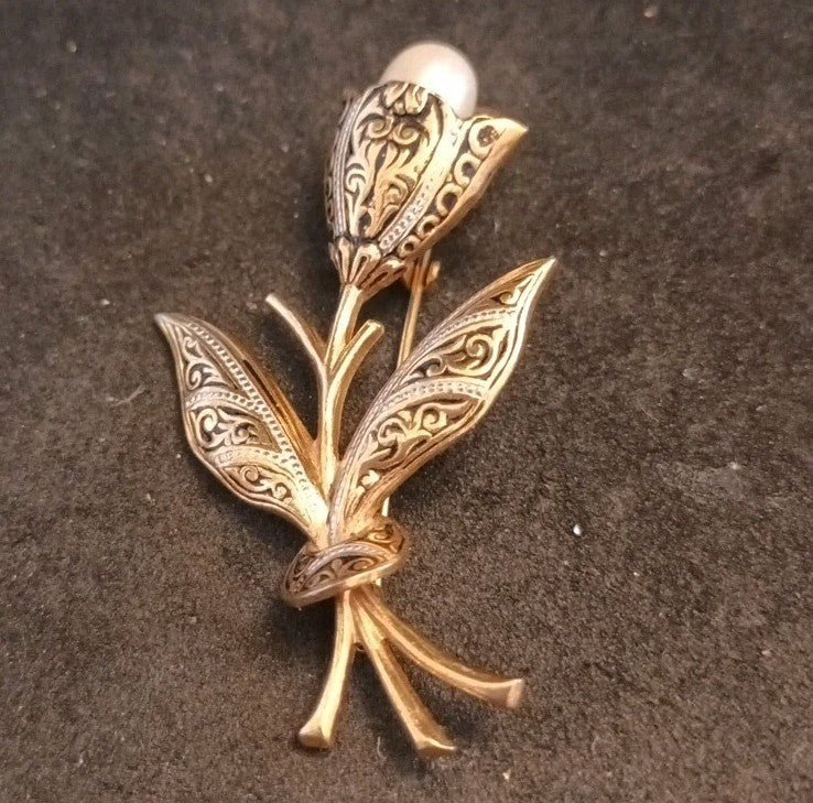 Damascene Gold Tone Brooch Flower With Faux Pearl. 5.5cm