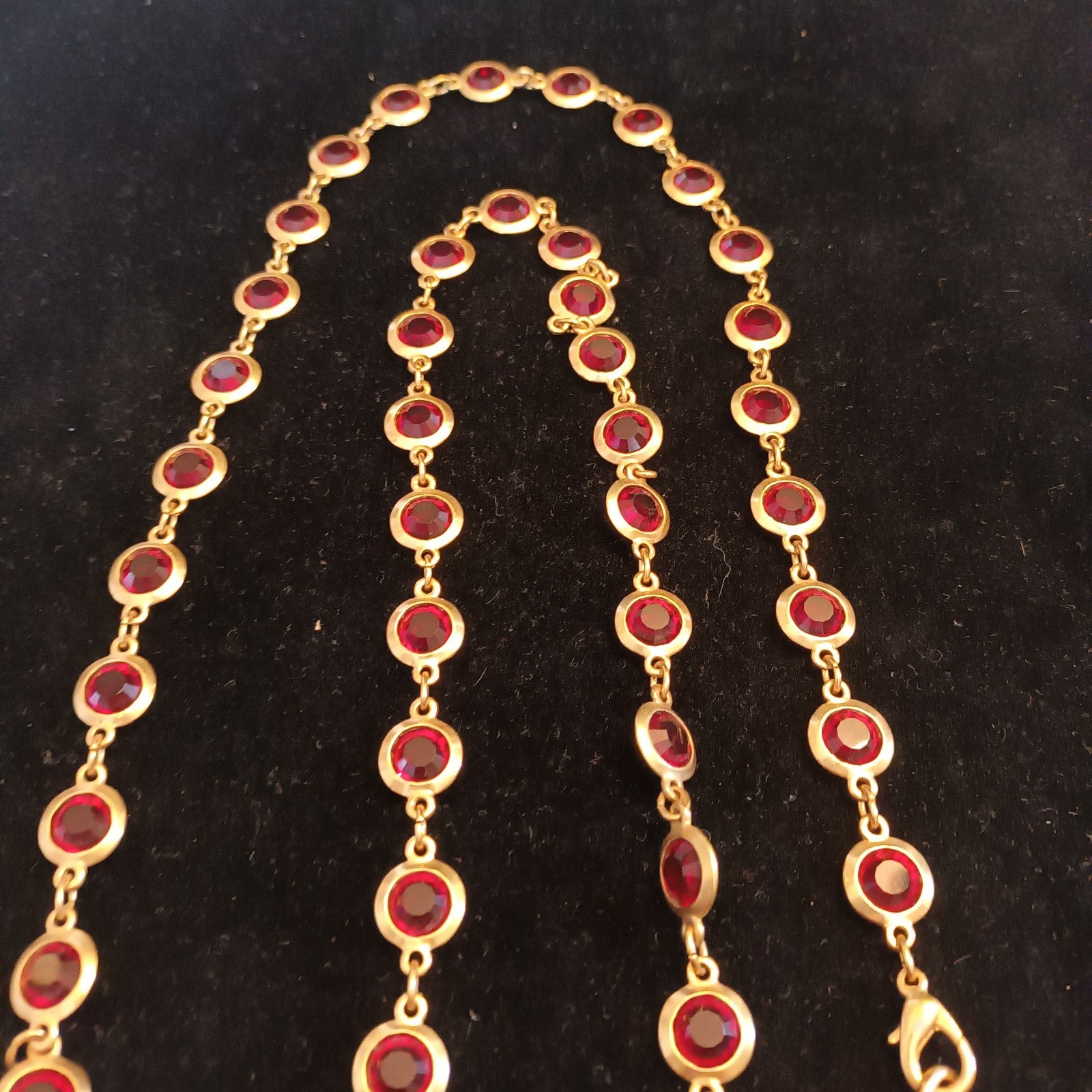 Gold tone bezel set necklace red stones 88cm long