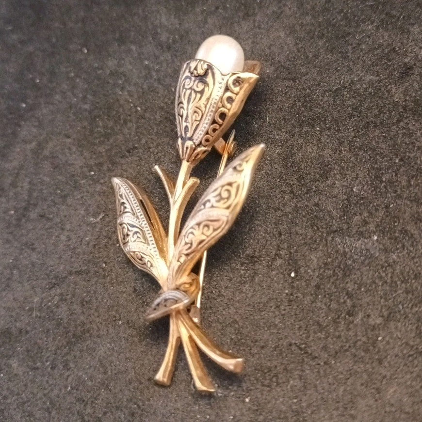 Damascene Gold Tone Brooch Flower With Faux Pearl. 5.5cm